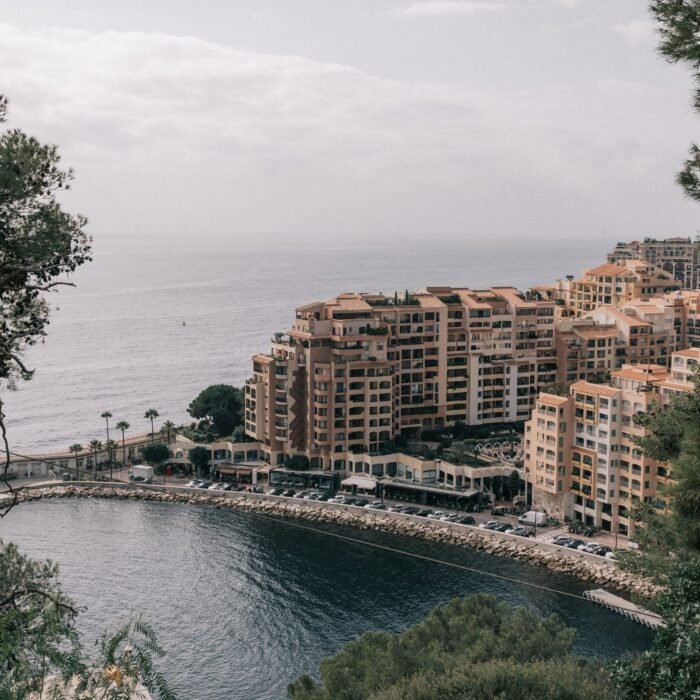 Société à Monaco ou à Londres : le comparatif honnête 2026