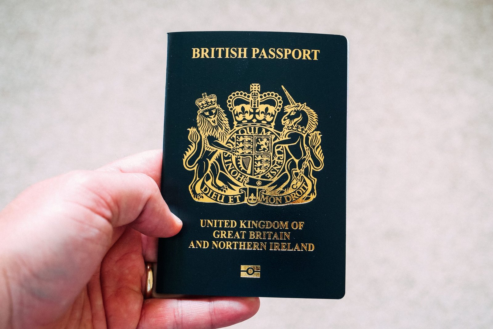 Passeport britannique tenu en main pour une vérification d'identité Companies House